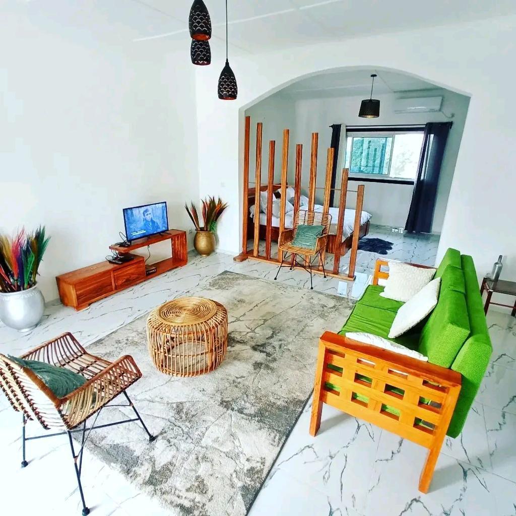 Cette communauté à pour objectif de mettre en contact les propriétaires de meublé et les personnes qui ont besoin de meublé et ce sur tout l'étendue du territoire camerounais.
L'idée est de promouvoir nos meublés avec des images réels et au juste prix.